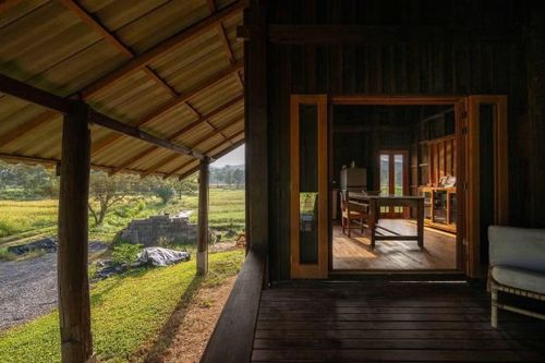 Điều hiện hữu không chỉ đơn thuần là một ngôi nhà. Đó là một nơi được hình thành bởi sự kiên nhẫn, sự chung sống hòa bình và sự thấu hiểu rằng kiến trúc có thể trở thành một phần của hệ sinh thái sống chứ không phải tách rời khỏi nó.