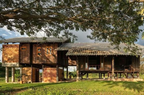 Giữa xu hướng xây dựng ngày càng đồ sộ và tiêu tốn nhiều tài nguyên, ngôi nhà mang đến một góc nhìn khác về kiến trúc – nơi giá trị không được đo bằng diện tích hay chi phí đầu tư, mà bằng khả năng cùng thiên nhiên phát triển lâu dài. Chính sự kiên nhẫn của gia chủ, tư duy thiết kế của Yangnar Studio và triết lý cộng sinh đã biến khu đất rộng 8.000 m² thành một không gian sống bền vững, nơi mỗi mái nhà, gốc cây, mặt hồ hay cánh đồng đều đang hồi sinh sự gắn kết giữa con người và thiên nhiên.