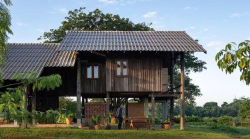 Ngay từ giai đoạn đầu, David đã sử dụng dữ liệu vệ tinh để phân tích địa hình, hướng nước chảy, hướng gió và ánh sáng mặt trời. Những thông tin này trở thành cơ sở để xác định vị trí đặt ngôi nhà, khu trồng cây, đường đi và các hạng mục phụ trợ sao cho ít tác động nhất đến tự nhiên. Theo Yangnar Studio, việc "đọc" địa hình trước khi xây dựng quan trọng không kém bản thân thiết kế kiến trúc.