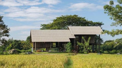 Toàn bộ khu đất không xuất hiện cột điện hay hệ thống dây điện trên không. Nguồn điện được cung cấp thông qua hệ thống pin năng lượng mặt trời, giúp giảm tác động thị giác và hạn chế phụ thuộc vào lưới điện truyền thống. Giải pháp này cũng phù hợp với mục tiêu phát triển bền vững mà dự án hướng tới.