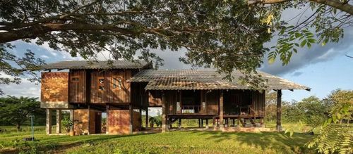 Điểm dễ nhận thấy của Raintree Lane Farm House là cảm giác rộng mở. Các khoảng nhìn liên tục được duy trì từ trong nhà ra đồng lúa và núi non. Hầu như không có yếu tố nào chắn tầm mắt. Kiến trúc lựa chọn "biến mất" để người ở luôn cảm nhận được sự hiện diện của thiên nhiên trong từng khoảnh khắc sinh hoạt.