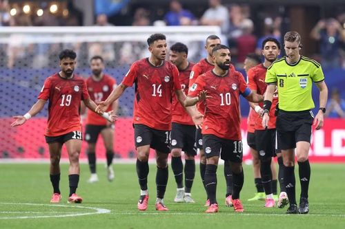 Khu kỹ thuật Ai Cập bùng nổ khi tiền vệ Enzo Fernandez đánh đầu ghi bàn ở phút bù giờ đưa Argentina vượt lên 3-2. Các cầu thủ áo đỏ vây quanh trọng tài Francois Letexier, yêu cầu giải thích vì sao tiền đạo Mohamed Salah không được hưởng phạt đền ở tình huống trước đó. Chỉ khoảng 20 giây sau khi tiếng còi không vang lên ở phần sân Argentina, Ai Cập đã phải nhận nhát dao định mệnh. Đội trưởng Salah dẫn đầu làn sóng phản ứng, khi giấc mơ tạo địa chấn của Ai Cập tan vỡ trong tích tắc. Ảnh: Getty.