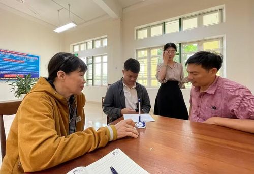 Em Lê Tuấn Anh cùng mẹ đến đăng ký học ngành Kỹ thuật sửa chữa, lắp ráp máy tính.