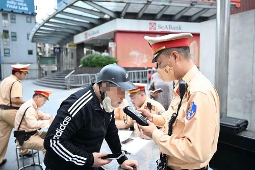CSGT kiểm tra nồng độ cồn lái xe.