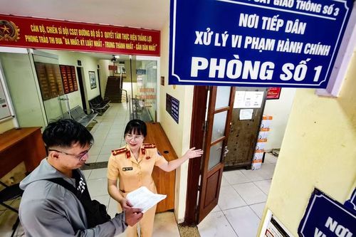 Cán bộ CSGT hướng dẫn người dân thực hiện xử lý vi phạm hành chính.