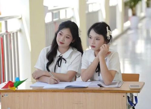 Thào Thị Giàng bên phải ước mơ sẽ mang kiến thức về xây dựng quê hương.