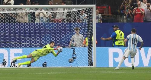 Messi tự trách bản thân vì đá hỏng phạt đền trong hiệp một, đẩy Argentina vào thế khó và chỉ kịp thoát hiểm trong 10 phút cuối trận gặp Ai Cập. Ảnh: AP.