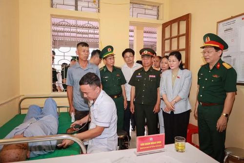 Bác sĩ quân y khám bệnh cho người dân xã Kim Bảng.