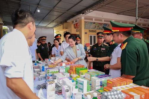 Lãnh đạo Cục Quân y Việt Nam, Lào tham quan khu vực cấp phát thuốc miễn phí.