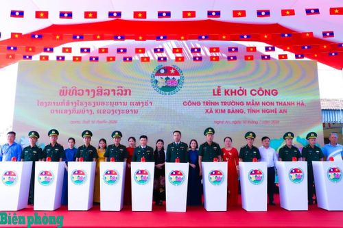 Cán bộ, chiến sĩ Bộ đội Biên phòng tỉnh Nghệ An phối hợp với địa phương luyện tập nghi thức khởi công công trình Trường mầm non Thanh Hà, tỉnh Nghệ An. Ảnh: Ngọc Lâm