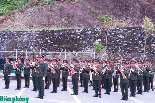 Đội Quân nhạc của nước bạn Lào tích cực luyện tập sẵn sàng cho chương trình giao lưu. Ảnh: Thanh Xuân