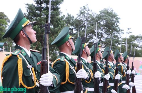 Cán bộ, chiến sĩ Bộ đội Biên phòng tỉnh Nghệ An luyện tập nghi thức phục vụ Chương trình Giao lưu hữu nghị Quốc phòng biên giới Việt Nam - Lào lần thứ 3. Ảnh: Dân Chủ