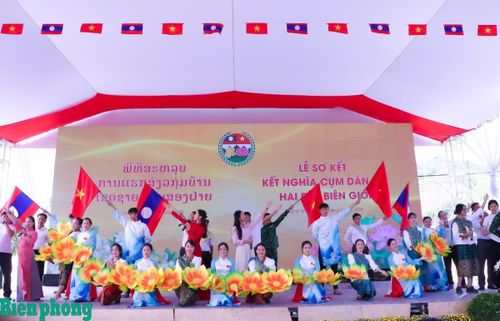 Các tiết mục văn nghệ đặc sắc tại Lễ sơ kết kết nghĩa cụm dân cư hai bên biên giới giữa thôn Thủy Phong, xã Kim Bảng, tỉnh Nghệ An (Việt Nam) với bản Xốp Tờng, cụm bản Nặm On, huyện Xay Chăm Phon, tỉnh Bô Ly Khăm Xay (Lào). Ảnh: Dân Chủ