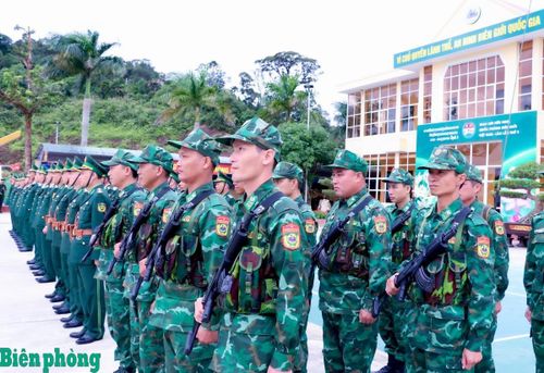 Cán bộ, chiến sĩ Đồn Biên phòng cửa khẩu Thanh Thủy đội ngũ chỉnh tề, thuần thục nghi thức đón Đoàn đại biểu cao cấp Bộ Quốc phòng hai nước Việt Nam - Lào đến thăm đơn vị. Ảnh: Chiến Khu