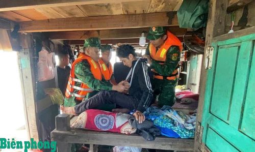 Cán bộ Quân y Đồn Biên phòng Quỳnh Thuận sơ cứu nạn nhân. Ảnh: Anh Bách
