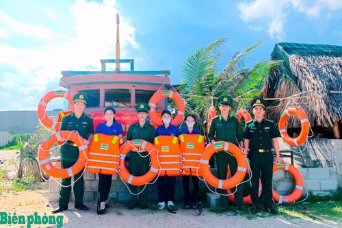 Mô hình “Phao cứu sinh-Phòng, chống đuối nước” do Đại úy Vũ Tuấn Hải (ngoài cùng, bên trái, khi còn mang quân hàm Trung úy) tham mưu triển khai, mang lại hiệu quả thiết thực. Ảnh: Nhân vật cung cấp