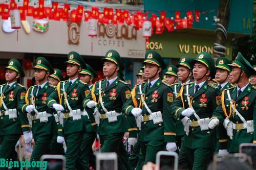 Đại úy Vũ Tuấn Hải (thứ 3, từ phải sang) tham gia đội hình khối sĩ quan Biên phòng trong diễu binh, diễu hành kỷ niệm 80 năm Cách mạng tháng Tám thành công và Quốc khánh nước Cộng hòa xã hội chủ nghĩa Việt Nam sáng 2/9/2025. Ảnh: Nhân vật cung cấp