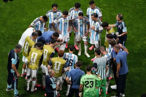 Các cầu thủ Argentina tạm dừng trận đấu để tiếp nước trong tâm trạng nặng trĩu. Chẳng ai nghĩ đội bóng xứ Tango "mong manh, dễ vỡ" đến vậy. Họ chơi bế tắc từ đầu trận và khi rơi vào thế rượt đuổi, rất dễ sập bẫy Ai Cập - những cầu thủ nhanh, khỏe và chơi phản công rất tốt.