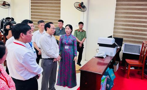 Đoàn công tác của Bộ GD&amp;ĐT kiểm tra trước kì thi tốt nghiệp THPT năm 2026 tại Hà Nội. Ảnh: NGHIÊM HUÊ