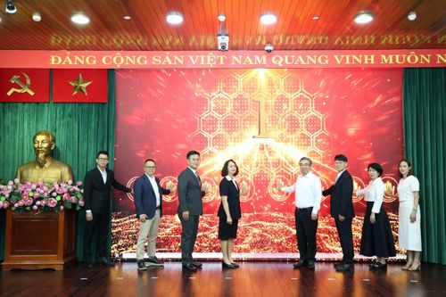 Phó Bí thư Thành ủy, Chủ tịch Ủy ban MTTQ Việt Nam TPHCM Nguyễn Phước Lộc và đại diện các doanh nghiệp thực hiện cam kết đẩy mạnh thực hiện các công trình, dự án trọng điểm thời gian tới. Ảnh: Ngô Tùng