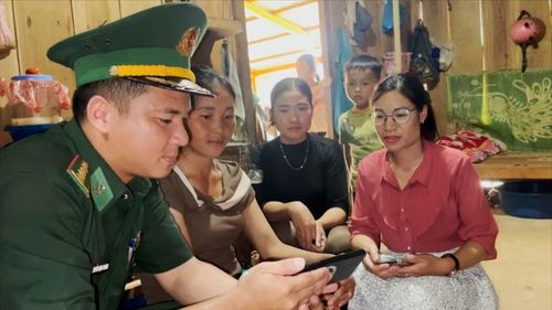 Cán bộ Đồn Biên phòng Mường Lạn tới nhà hướng dẫn người dân cài đặt VNeID