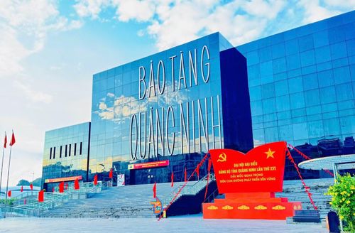 Quảng Ninh lấy dịch vụ, du lịch, công nghiệp hiện đại, kinh tế biển và kinh tế di sản làm động lực tăng trưởng mới.