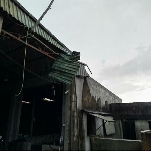 Nhà dân bị tốc mái sau khi vòi rồng quét qua. Ảnh: UBND xã Bình Thanh