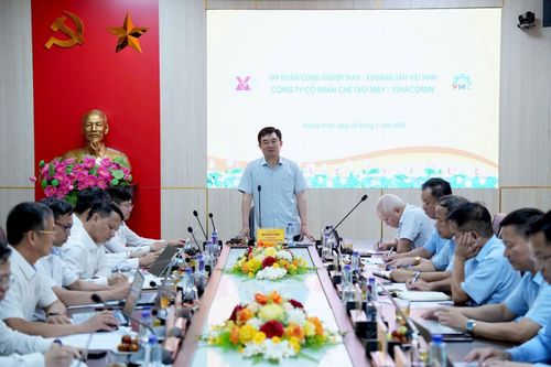 Bí thư Đảng ủy, Chủ tịch HĐTV TKV Ngô Hoàng Ngân phát biểu kết luận buổi làm việc tại Công ty CP Chế tạo máy Vinacomin.