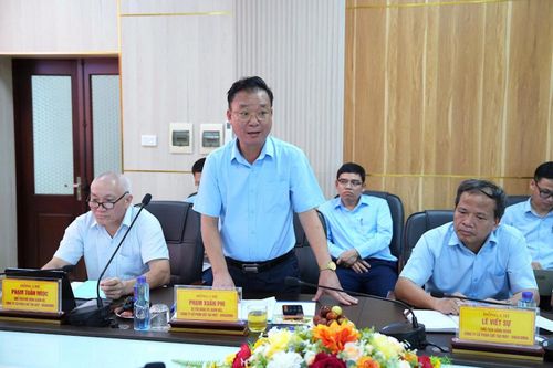 Bí thư Đảng ủy, Giám đốc Công ty Chế tạo máy Vinacomin Phạm Xuân Phi báo cáo tình hình sản xuất kinh doanh 6 tháng đầu năm 2026.