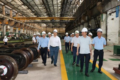 Đoàn công tác TKV kiểm tra thực tế tại nhiều điểm sản xuất.