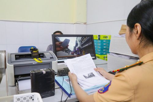 Dữ liệu vi phạm được bàn giao để bộ phận xử lý tra cứu thông tin, gửi thông báo cho chủ xe.