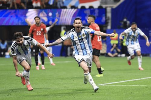 Messi ăn mừng bàn thắng gỡ hòa 2 -2 vào những phút cuối. Ảnh: FiFa