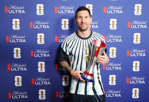 Messi nhận danh hiệu Cầu thủ xuất sắc nhất trận - Ảnh: FIFA