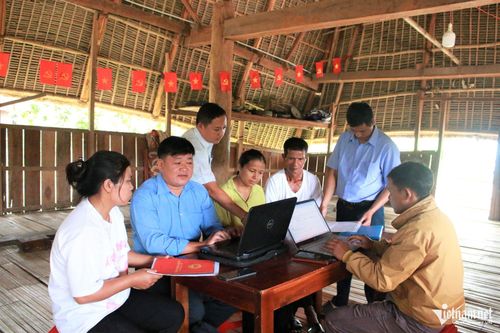 Cán bộ Trung tâm Phục vụ hành chính công xã Đăk Kôi về thôn Kon Mong Tu tiếp nhận hồ sơ và giải quyết thủ tục hành chính cho người dân. Ảnh: Ngọc Chí