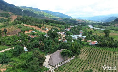 Định kỳ vào thứ Ba và thứ Năm hàng tuần, cán bộ Trung tâm Phục vụ hành chính công xã Đăk Kôi sẽ luân phiên về nhà rông các thôn để tiếp nhận và giải quyết thủ tục hành chính cho người dân. Ảnh: Ngọc Chí