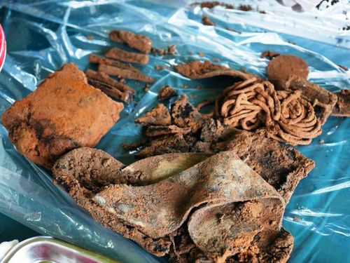 Nhiều di vật của liệt sĩ được phát hiện trong quá trình khai quật mộ. Ảnh: Yên Khánh