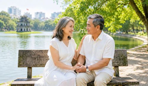 Tình yêu khi đã có tuổi không cần sự hào nhoáng bóng bẩy, chỉ cần sự thấu hiểu của hai người. (Ảnh minh họa AI)