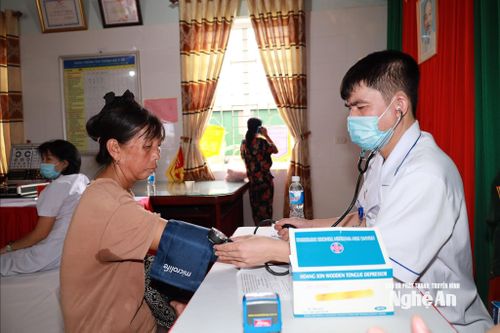 Triển khai khám, chữa bệnh và cấp thuốc miễn phí, tư vấn sức khỏe cho người dân hai nước Việt Nam - Lào. Ảnh: Kim Chung