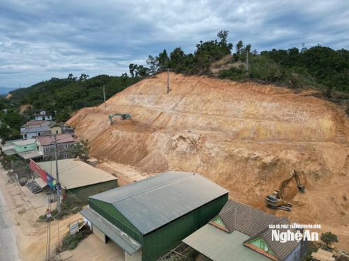 Đẩy nhanh tiến độ khắc phục sạt lở núi tại xã Tân Kỳ. Ảnh: Văn Trường