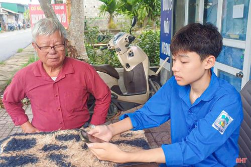 Em Nguyễn Bảo Lâm cùng các bạn trong đội hình tình nguyện dành phần lớn thời gian đến từng hộ dân để hỗ trợ công tác chuyển đổi số.