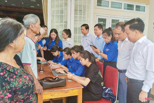 Trong ngày 7/7, có hơn 2.000 lượt người dân trên địa bàn xã Tứ Mỹ đã được hỗ trợ tiếp cận các tiện ích số.