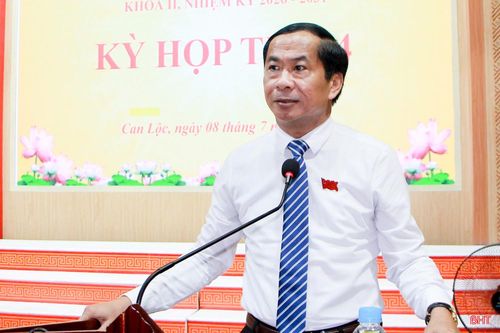Bí thư Đảng ủy, Chủ tịch HĐND xã Can Lộc Võ Xuân Linh khai mạc kỳ họp.