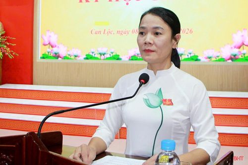 Bà Phạm Thị Bích Liên - Trưởng ban Văn hóa - Xã hội, HĐND xã báo cáo thẩm tra của ban.