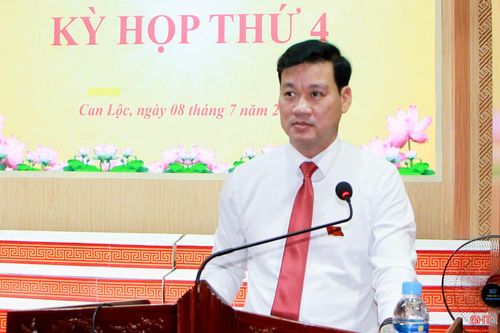 Phó Chủ tịch UBND xã Can Lộc Phạm Quốc Đạt báo cáo đánh giá kết quả thực hiện kế hoạch kinh tế - xã hội 6 tháng đầu năm.