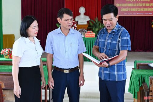 Trong giai đoạn đầu vận hành, cán bộ chuyên môn xã Cẩm Xuyên trực tiếp xuống từng thôn để hướng dẫn, tháo gỡ những khó khăn phát sinh.