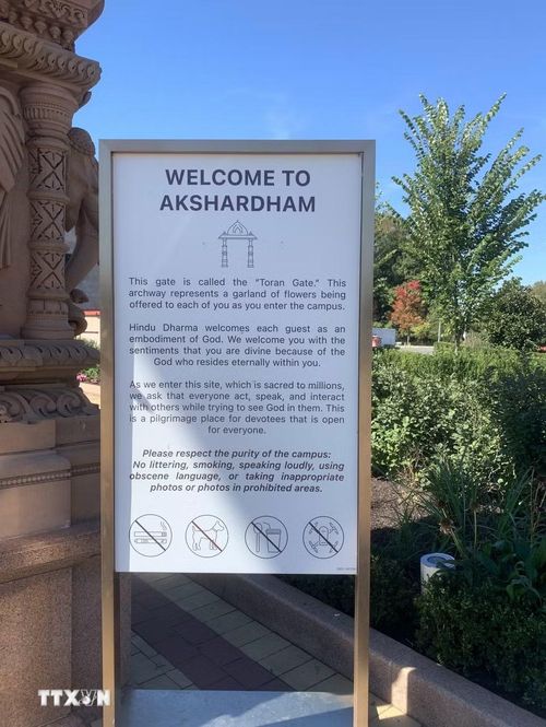 Biển chào đón du khách tại “Cổng chào” (Toran Gate) của quần thể đền BAPS Swaminarayan Akshardham, giới thiệu những quy tắc ứng xử tại không gian linh thiêng của cộng đồng Hindu. (Ảnh: Ngọc Quang/TTXVN)