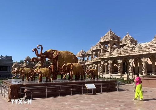 Du khách tham quan khu vực tượng voi tại quần thể đền BAPS Swaminarayan Akshardham ở bang New Jersey. (Ảnh: Ngọc Quang/TTXVN)