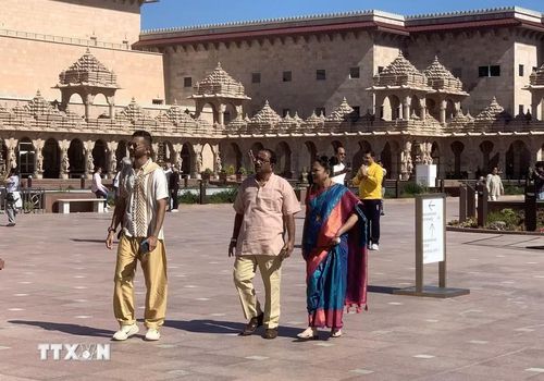 Du khách tham quan quần thể đền BAPS Swaminarayan Akshardham ở bang New Jersey. (Ảnh: Ngọc Quang/TTXVN)