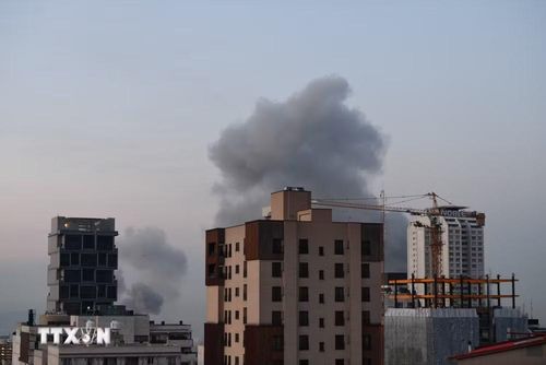 (Tư liệu) Khói bốc lên sau cuộc không kích do Mỹ - Israel tiến hành nhằm vào thủ đô Tehran, Iran ngày 1/4/2026. (Ảnh: THX/TTXVN phát)