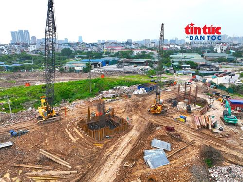 Trên công trường, nhiều máy khoan cọc nhồi, cẩu bánh xích, máy xúc cùng công nhân thi công liên tục để bù tiến độ bị chậm trong nhiều năm.